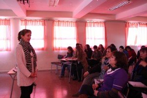 El curso “Fortalecimiento del rol de las y los asistentes de la educación en la convivencia escolar” fue el primero de dos orientados a la obtención de un diplomado de extensión y estuvo dirigido a funcionarios de los más de 21 establecimientos municipales de la comuna. 