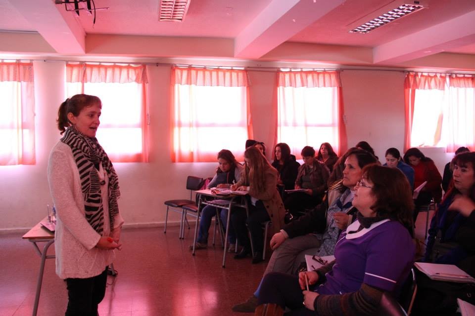 El curso “Fortalecimiento del rol de las y los asistentes de la educación en la convivencia escolar” fue el primero de dos orientados a la obtención de un diplomado de extensión y estuvo dirigido a funcionarios de los más de 21 establecimientos municipales de la comuna.